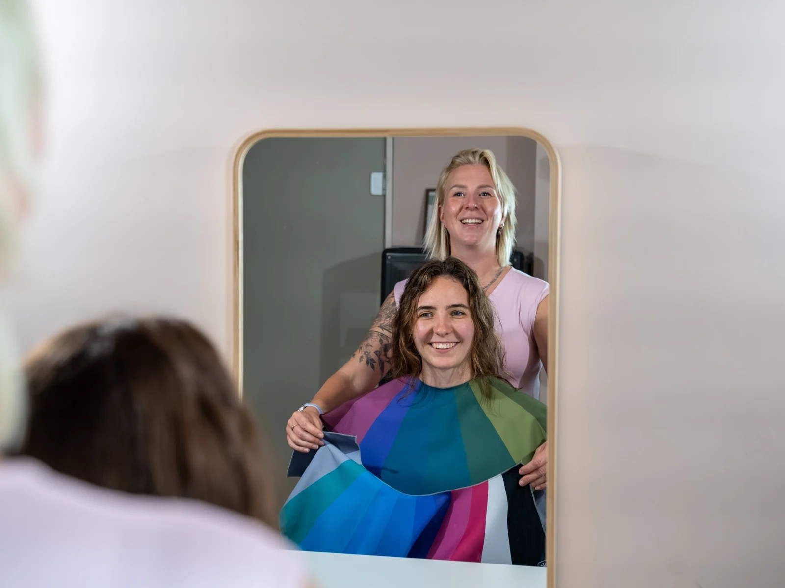 Samen in de spiegel kijken naar kleurdoeken tijdens een kleurenanalyse